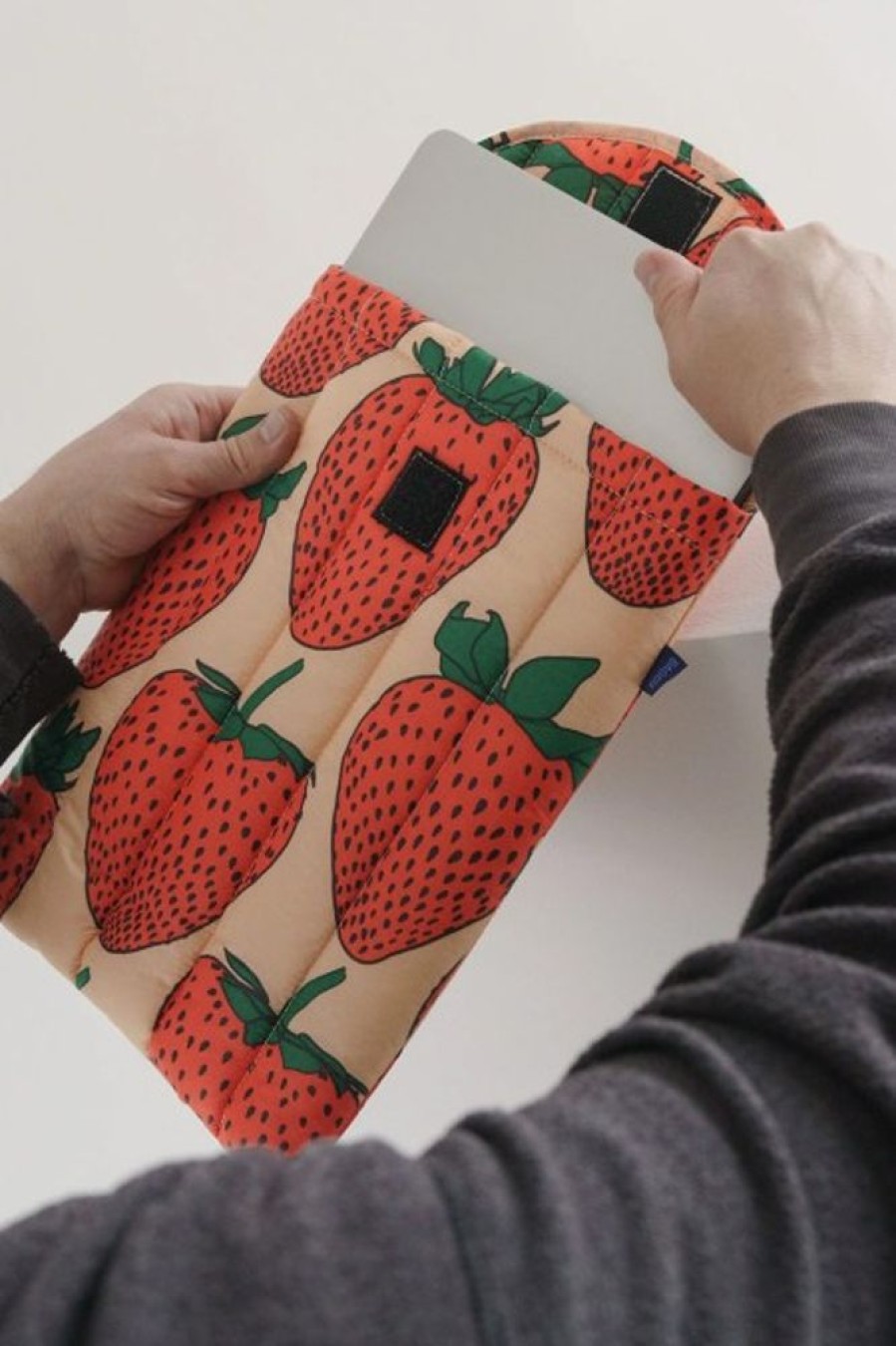 Baggu Baggu Puffy Laptop Sleeve 14 In Strawberry | Tech & Travel