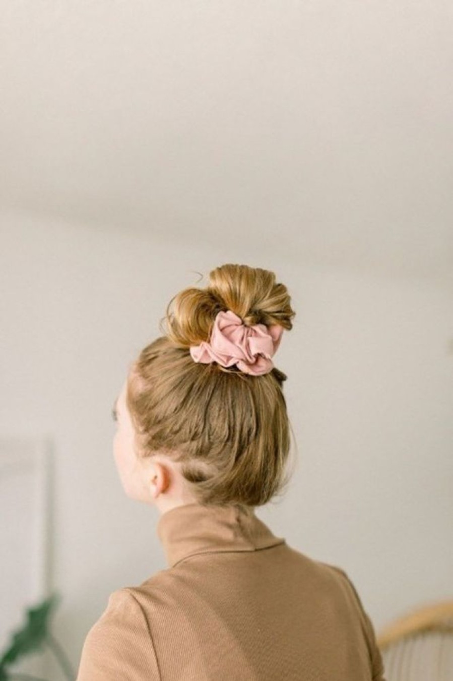 Chelsea King Chelsea King Leisure Club Scrunchie In Mellow Rose | Beauty